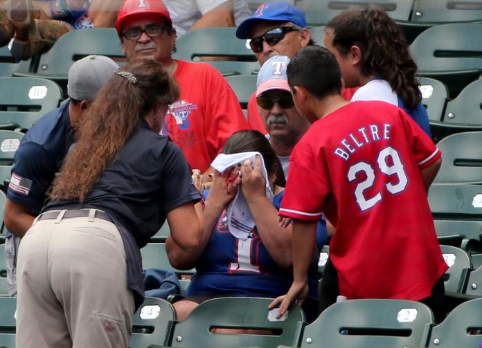 MLB／女球迷遭界外球擊中爆血　遊騎兵左外野手自責
