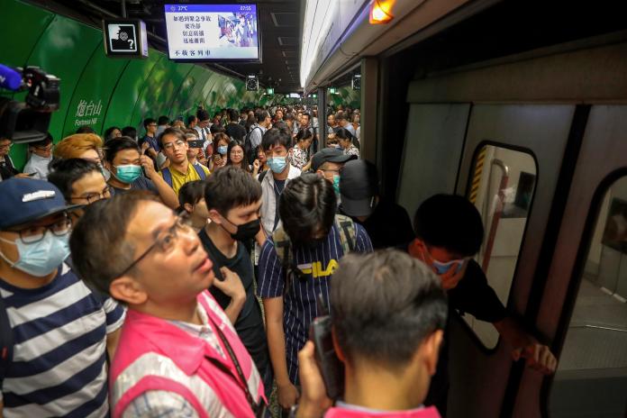 ▲香港罷工示威引發中國、港府及部分報章媒體不滿。圖為 5 日罷工造成交通堵塞照片。（圖／美聯社／達志影像）