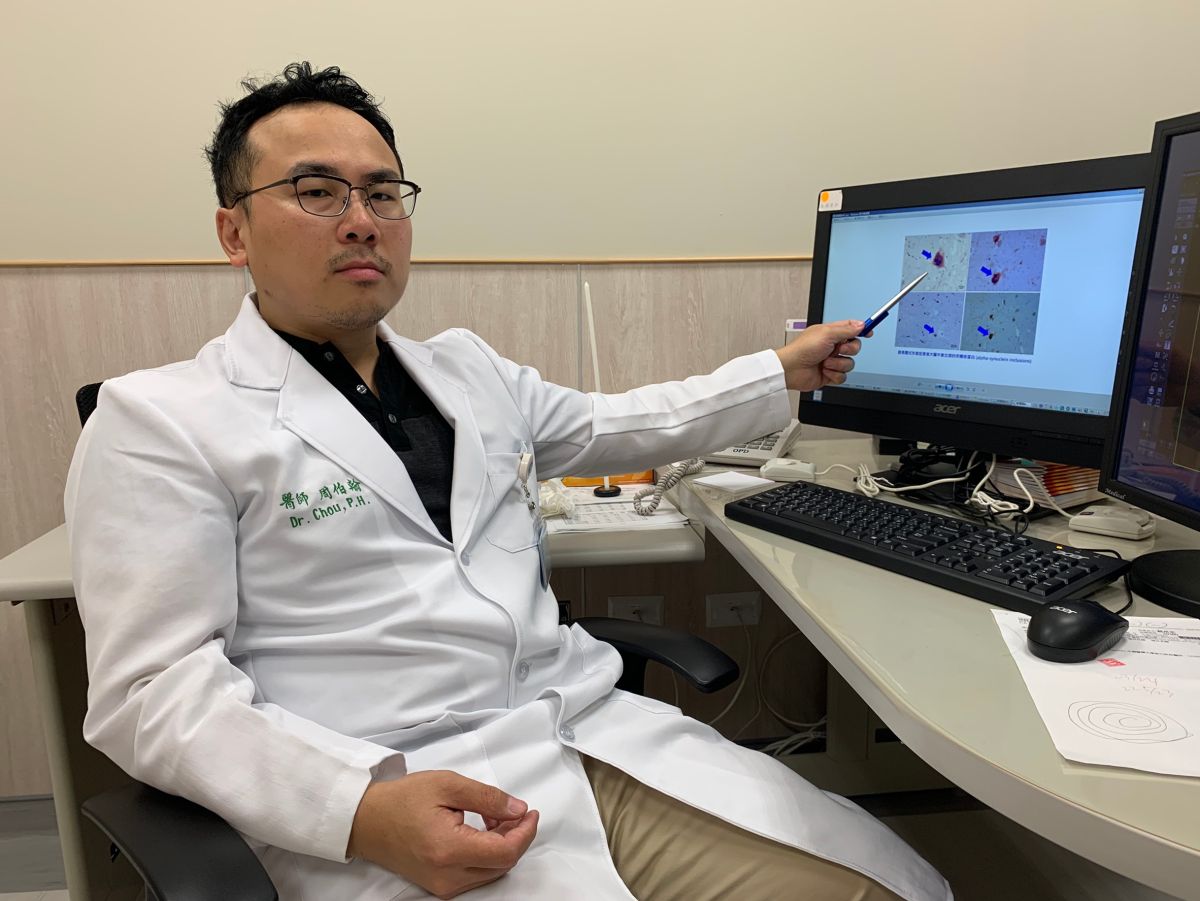 ▲8旬老婦頻說家中鬧鬼不乾淨，中醫大新竹附醫精神科醫師周伯翰診治後，發現是路易氏體失智症作怪。（圖／中醫大新竹附醫提供）