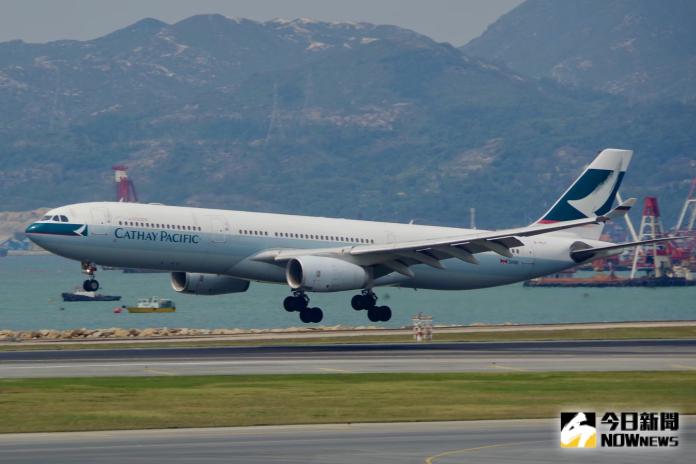 香港機場人潮未散　國泰航空班機異動取消
