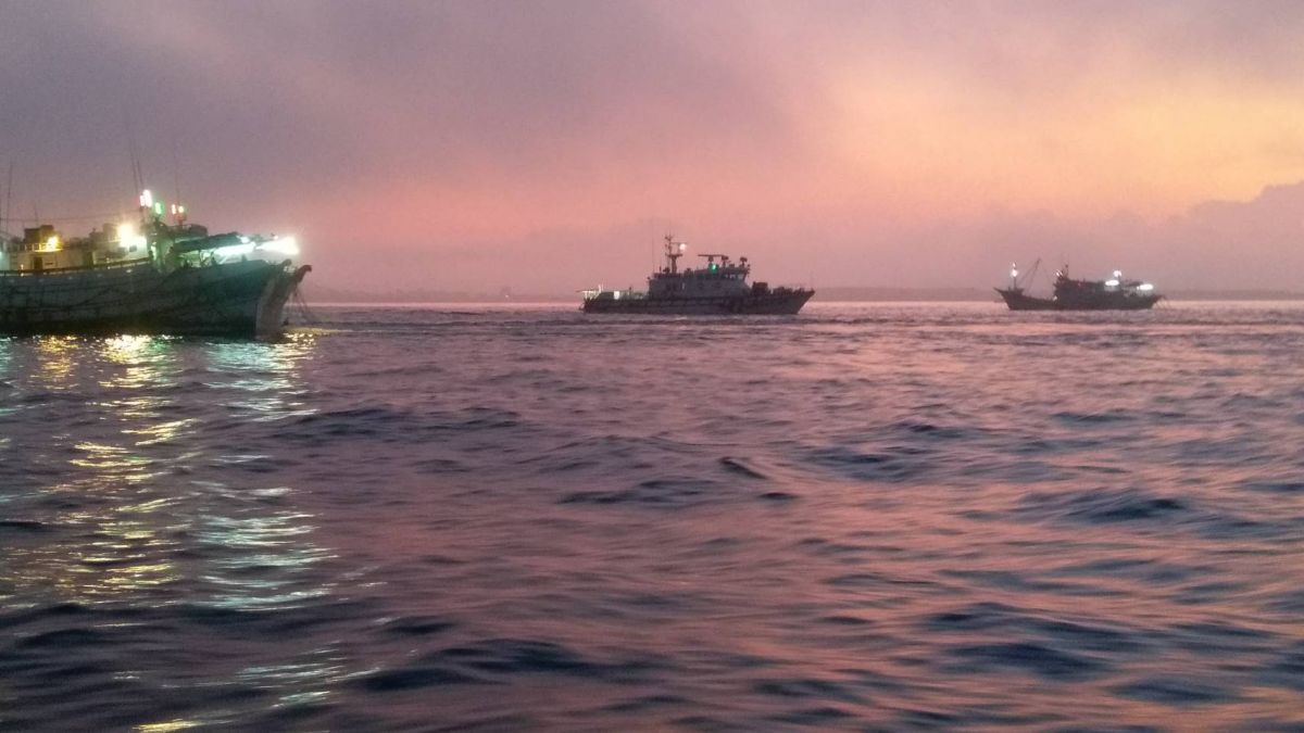 ▲「協富順6號」漁船凌晨於虎井東0.2浬處擱淺，船身傾斜90度左右隨時有翻覆的可能，澎湖海巡隊與4艘友船馳援。（圖／澎湖海巡隊提供，2019.08.05）