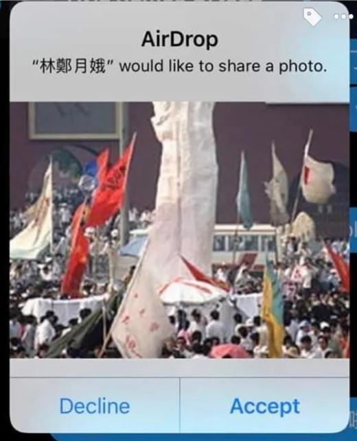▲從相片中可以看到一位「愛香港如同愛自己」的用戶傳遞了一張相片說「我可以為你上前線擋子彈，你願意罷工表達訴求嗎？」。（圖／翻攝自《 Dcard 》）