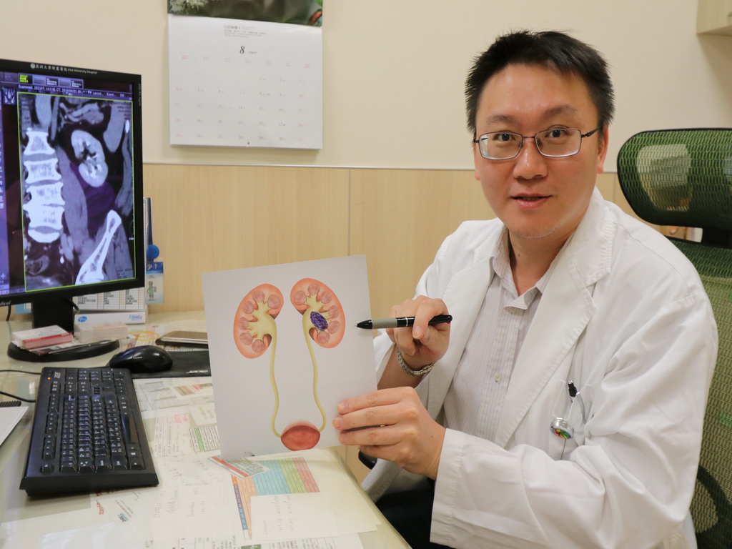 ▲醫生指病灶位置。(圖／林重鎣攝2019.8.5)