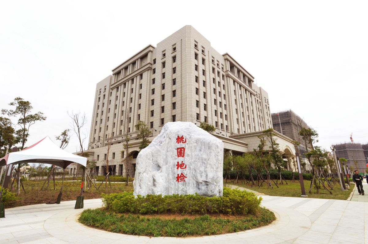 ▲高雄以許姓男子為首的詐騙集團，懷疑一名17歲林姓少年私吞500萬元贓款，日前許男北上桃園，將少年從桃園強擄到高雄鳥松區，在某鐵皮工廠遭毆打凌虐致死，隨後被棄屍於杉林區山區；警方獲報後成立專案小組，報請檢方指揮偵辦，已於13日尋獲林男遺體，15日深夜逮捕許姓主嫌，帶回大園分局偵訊中。（圖／記者李春台攝）