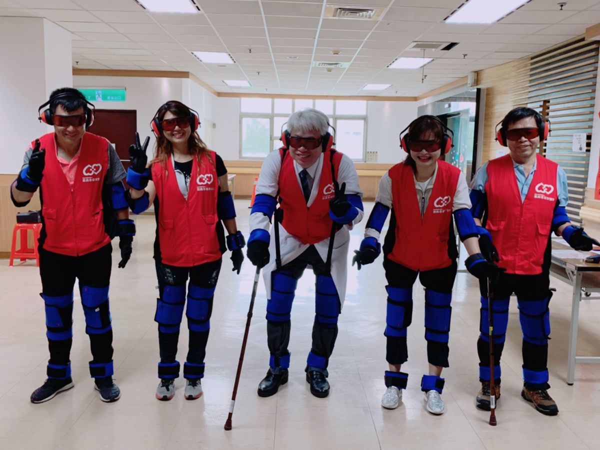 ▲活動由院長黃元德（中）帶領里長們一起穿上高齡體驗裝備，實際感受老化後的退化與不便。（圖/嘉義醫院提供，2019.08.05）