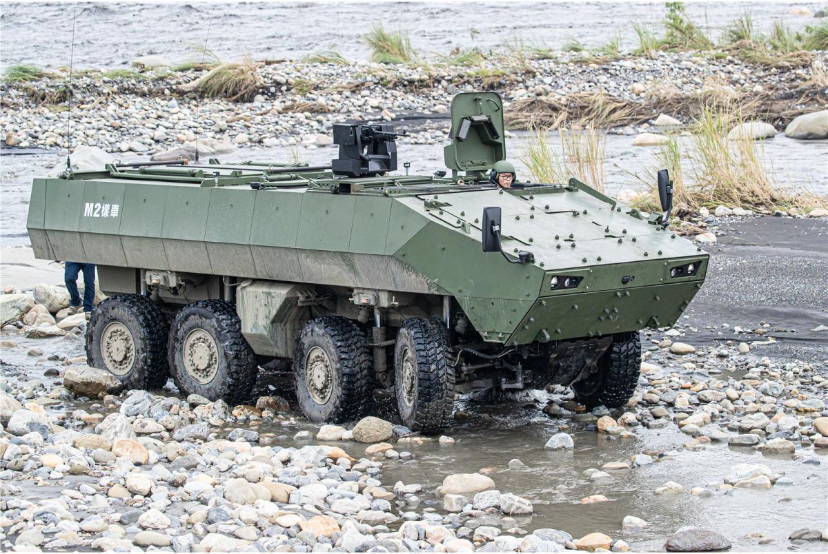 ▲軍備局第209廠投入研發的「二代雲豹」甲車，於濁水溪進行測試。（圖／青年日報提供）