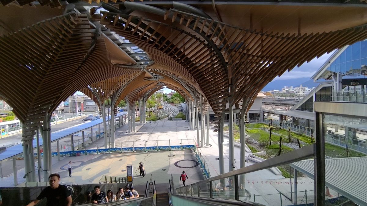 ▲花蓮新站打通1樓穿堂，使前後站商圈得以串連在一起。（圖／林崑明提供）。