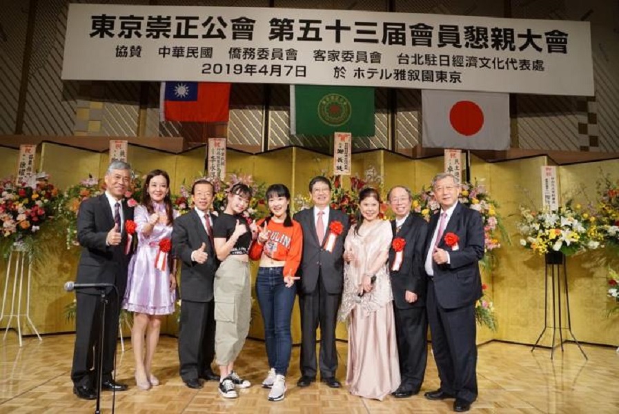 ▲「台灣客家文化薪傳協會-台灣客家青少年山歌團」於4月間隨新竹縣長楊文科（右四）赴日，演出客家新創流行歌曲、客家山歌。（圖／新竹縣政府提供）