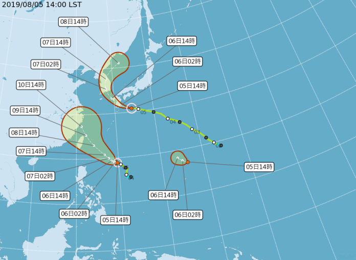 ▲氣象局今（ 5 ）日下午更新預測，利奇馬颱風路徑往西修，中心預計周四、周五會由台灣東北部外海通過；另一熱帶性低氣壓，明日有機會增強為第 10 號颱風柯羅莎，預估不會對台灣造成影響。（圖／中央氣象局）