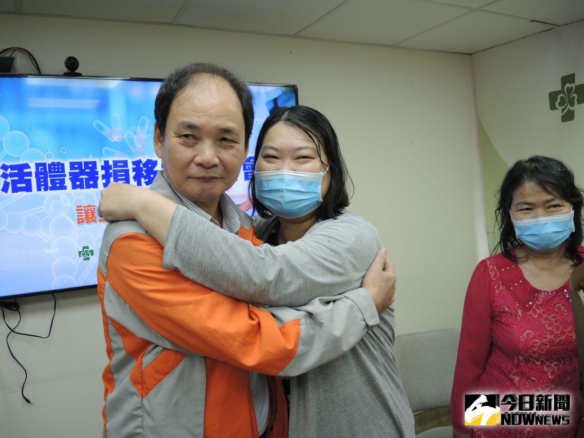 ▲父親節前夕，黃瓊瑜抱著父親黃連發祝福他「父親節快樂」，氣氛叫人動容。（圖／記者陳雅芳攝，2019.08.05）