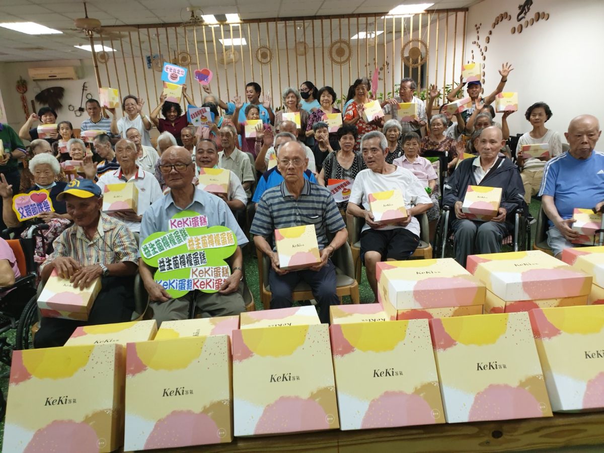 ▲月之戀人烘焙坊慨捐300個益生菌蛋糕給社福團體，送健康讓長輩歡度父親節（圖／金武鳳攝，2019.8.5)