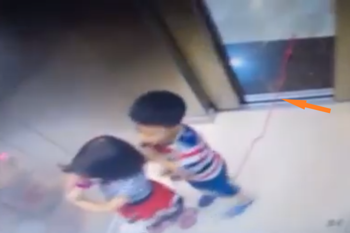 ▲土耳其一對小兄妹搭電梯時沒發現玩具繩另一端在外，差點釀成悲劇。（圖／翻攝自鏡報）
