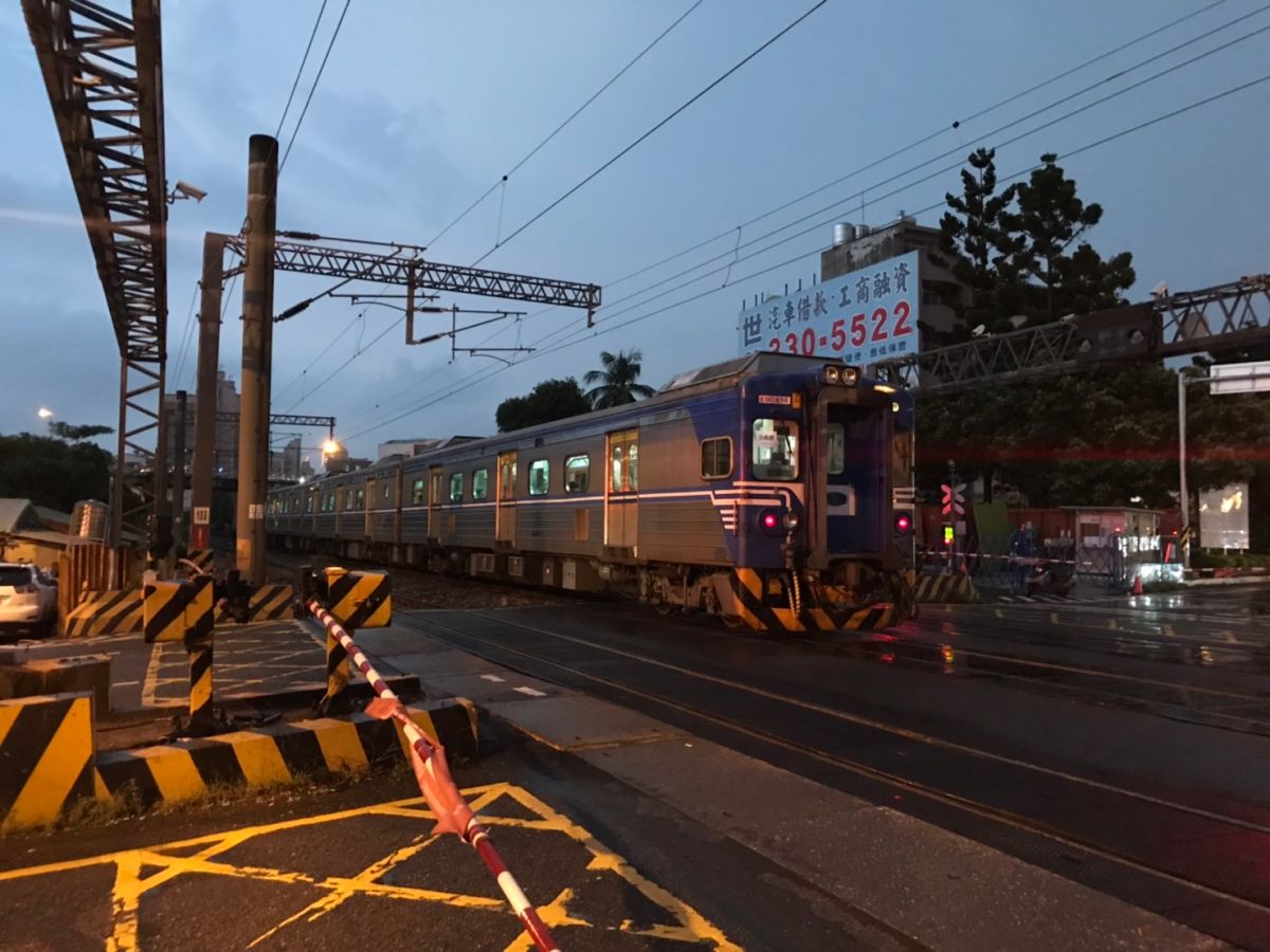 ▲台鐵3763車次區間車疑勾斷高壓電纜線，卡在平交道動彈不得。（圖／記者陳聖璋翻攝）