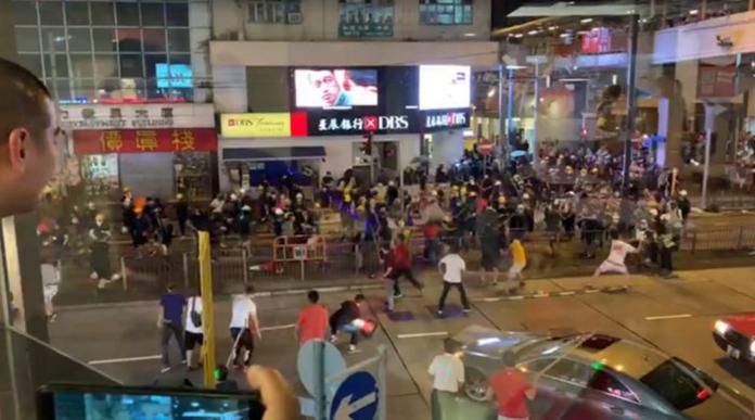 ▲北角黑白衣人械鬥，雙方爆發激戰。（圖／翻攝網路）