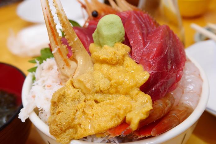 ▲到北海道小樽三角市場海鮮丼飯新鮮多樣。（圖／記者顏真真攝）