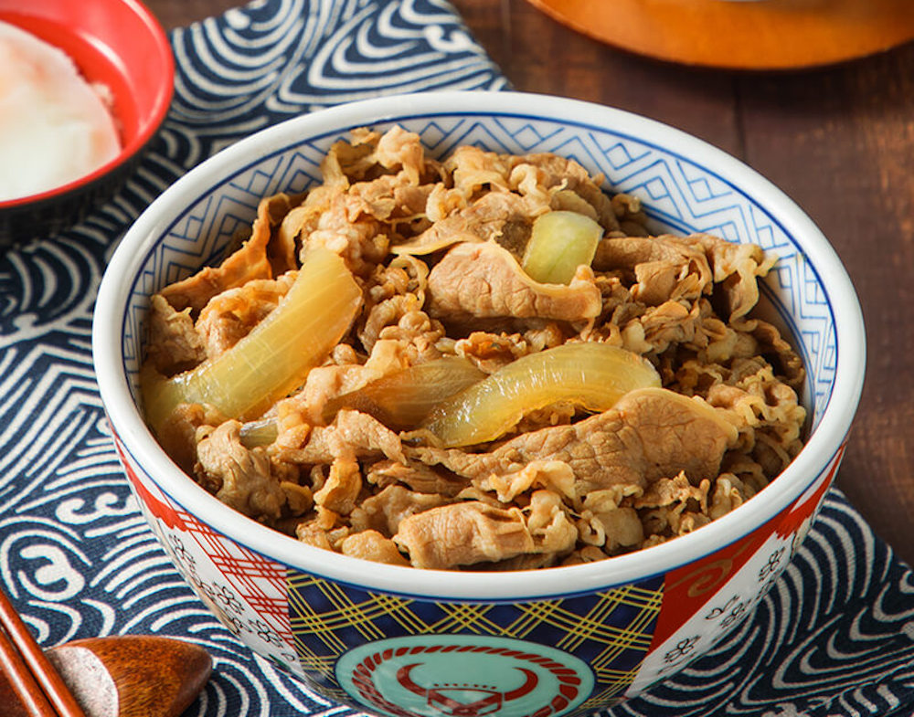 ▲有網友在 PTT 八卦版表示，連鎖丼飯「吉野家」在台經營多年卻屹立不搖的原因為何，貼文立刻引發鄉民熱議，更有內行網友點出吉野家餐點長處。（圖／翻攝自吉野家官網）