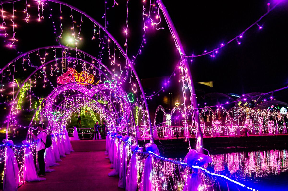 ▲2019宜蘭情人節光影璀璨的「七夕光廊鵲橋」。（圖／宜蘭縣政府提供)