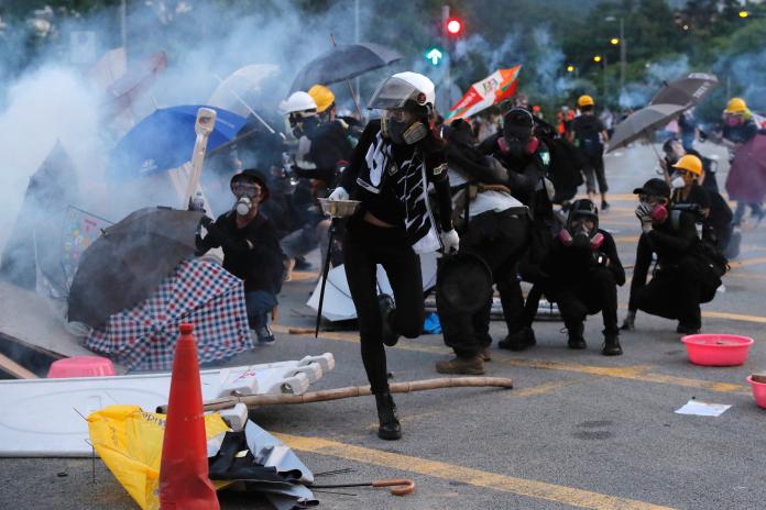 ▲香港警方於 6 日凌晨首度出動裝甲車清場，圖為香港市民 5 日抗爭活動照片。（圖／翻攝自香港 01）
