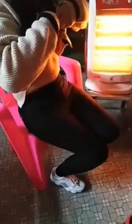 ▲這位女信徒穿著緊身運動褲坐在粉紅色的塑膠椅子上，非常虔誠地坐在道士面前，聽從道士命令掀起上衣，露出性感的小蠻腰。（圖／翻攝自《靈異公社》）