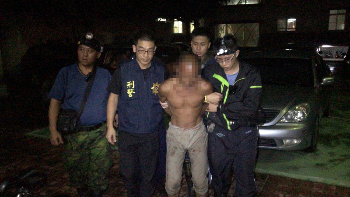 ▲有「台灣野人」林姓嫌犯流竄山區攜帶刀械騷擾民宅，5日晚間在滿洲九龍山區落網。（圖／記者郭凱杰翻攝，2019.08.06）