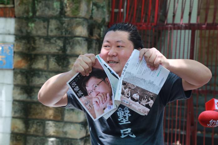 網紅「音地大帝」發起「柯文哲周邊產品拋棄大會」，抗議台北市長柯文哲籌組台灣民眾黨。（圖 / 記者葉政勳攝，2019.08.06）