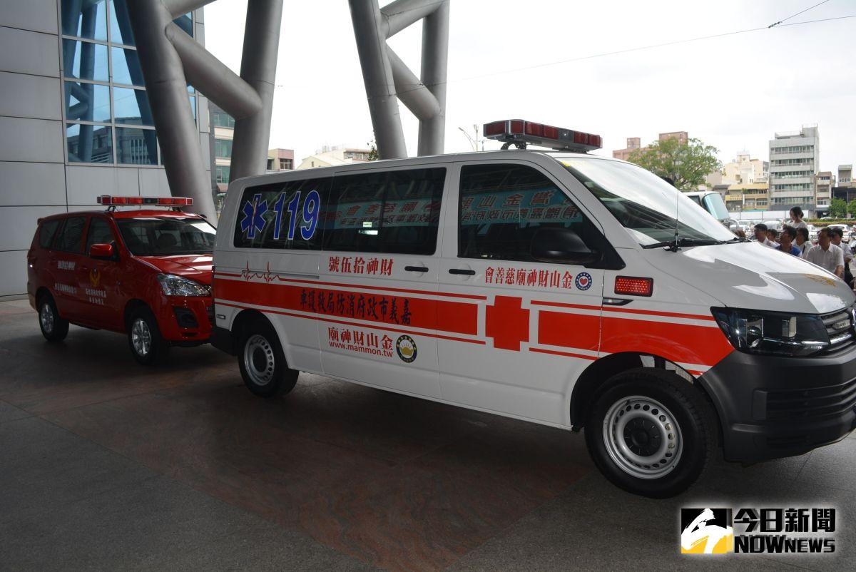 ▲金山財神廟捐贈的救護車、災情勘查車。（圖／記者郭政隆攝影2019.8.6）