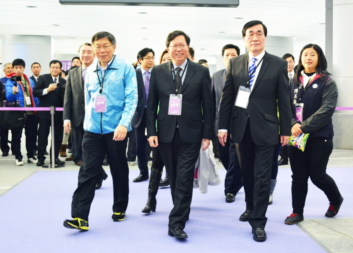 ▲106年機捷通車時，台北市長柯文哲、桃園市長鄭文燦以及當時任新北市副市長的李四川三人出席通車典禮。（圖／桃園市政府提供）