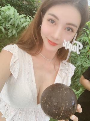 ▲吳亞馨喝椰子汁不忘拍照。（圖／臉書）