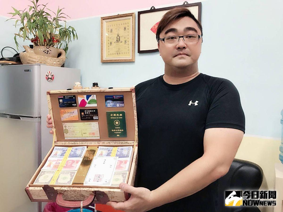 ▲竹北市民代表朱健銘精心挑選「致奠禮盒」，滿滿心意與祝福送給往生者。（圖／記者常似虎攝，2019.08.06）