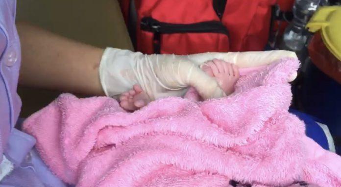 ▲救護人員卻驚訝的發現，這名女嬰的手指和腳趾，各有 6 根指頭。（圖／翻攝自泰媒）