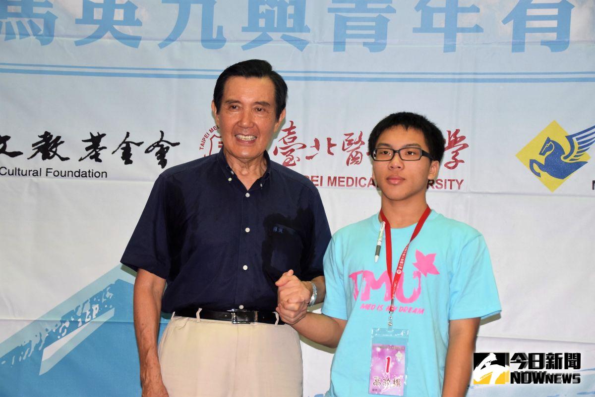 ▲馬英九以「偏鄉服務、有志醫同」為主題，在馬公高中階梯教室與參加夏令營的青年學子，分享自己擔任志工的經驗。（圖／記者張塵攝，2019.08.06）