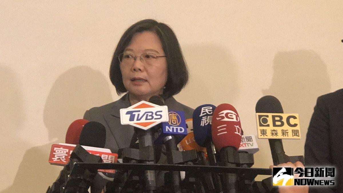 「一芳水果茶」日前發文「堅決維護一國兩制，堅決反對暴力罷工」，引發台灣網友抵制行動。總統蔡英文6日兩度對外表示，「水果茶，還是天然的最好，但是加了政治味就不太好。」（圖／記者林人芳攝2019,08,06)