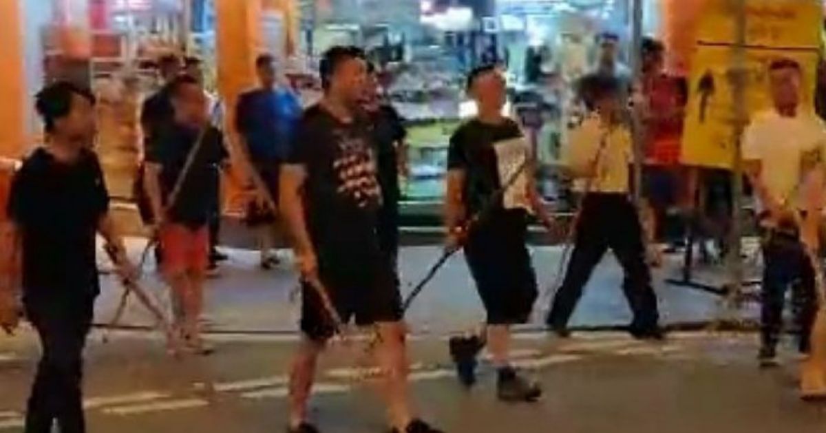 ▲香港北角的「福建幫」人士伏擊黑衣抗爭者。（圖／翻攝網路）