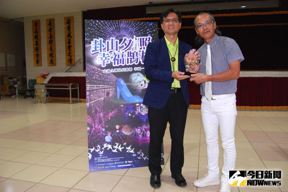▲市長林世賢頒水晶感謝獎座給慨捐50萬元力挺幸福鵲橋活動的企業家吳崇讓。（圖／記者陳雅芳攝，2019.08.06）
