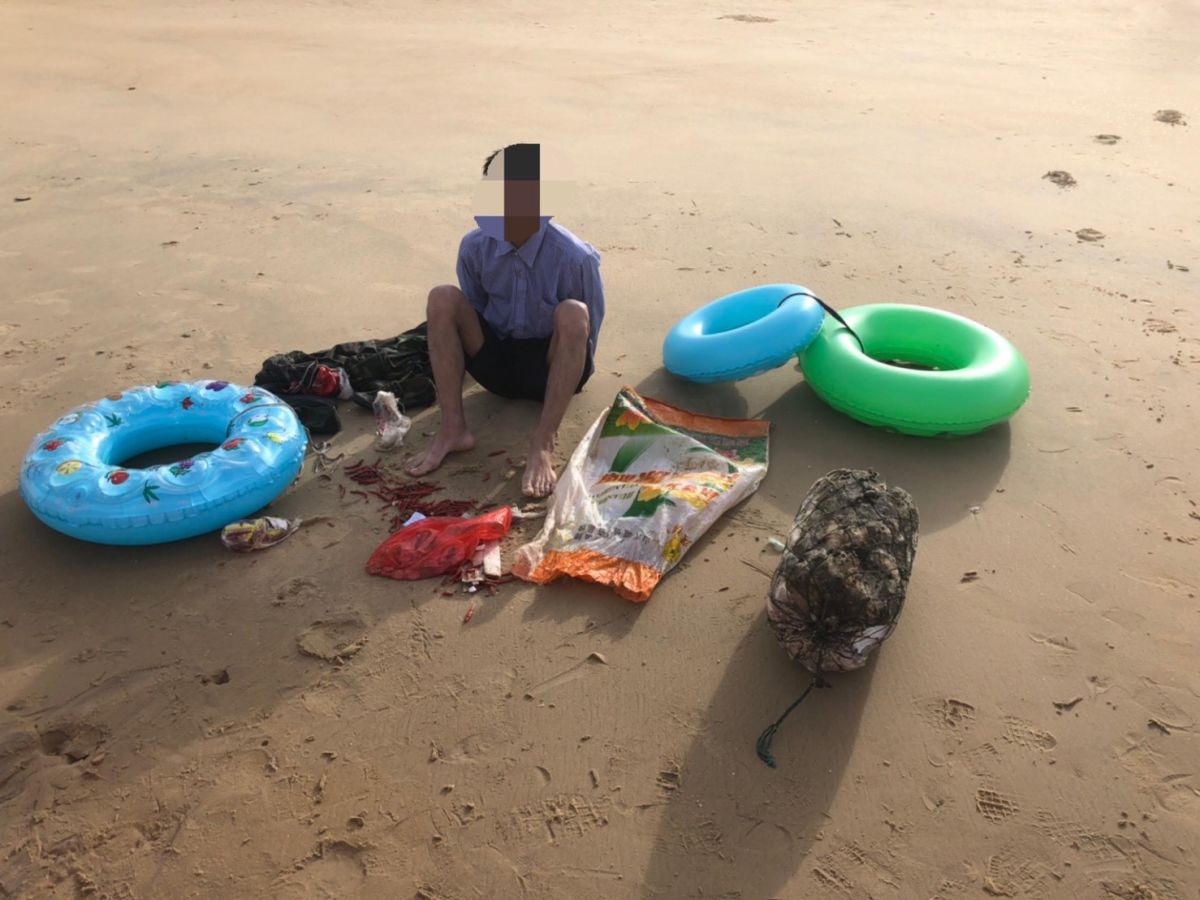 ▲常姓男子靠著三個兒童用游泳圈，成功橫渡金廈海域。（圖／金門海巡隊提供）