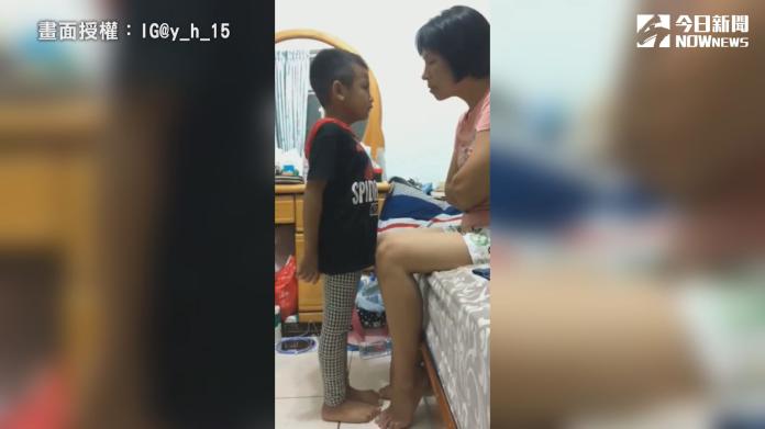 影／五歲萌弟偷帶手機被抓包　「母子鬥嘴」過程網笑到哭