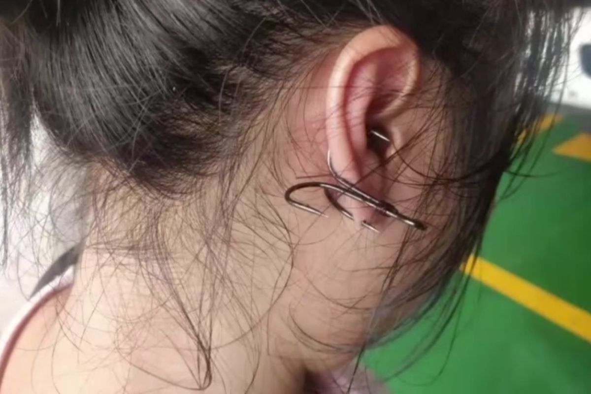 ▲跟閨蜜一同去釣魚，卻不慎上演「打耳洞」驚魂記。（圖／翻攝自中國新聞網）