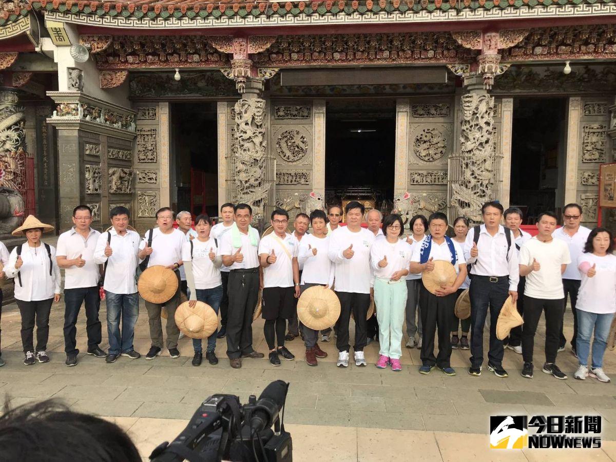 ▲蘇治芬和許忠富「斗笠苦行300里」，從故鄉北港扶朝里五福宮出發。（圖／記者蘇榮泉攝，2019.08.06）