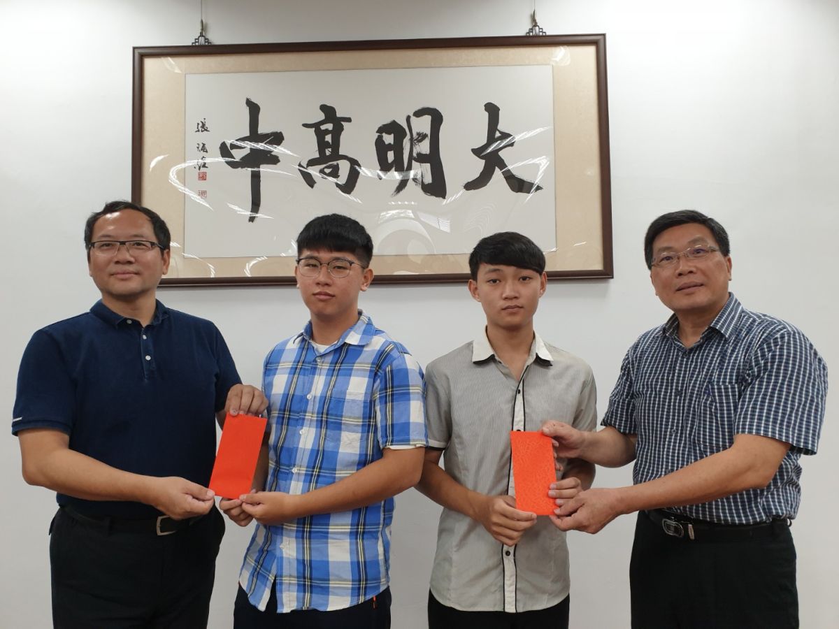▲台中大明高中統測放榜成績優異，校長吳原榮（左）發紅包表揚學生。（圖／金武鳳攝，2019.8.6)