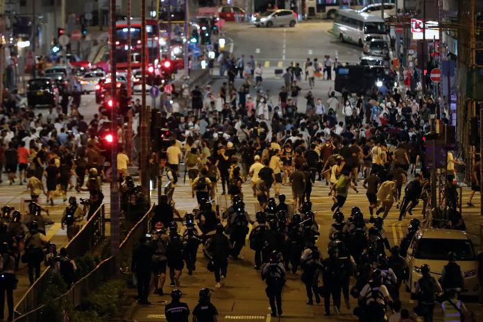 ▲人民日報對香港「反送中」示威提出警告，「一國兩制底線勿碰」。（圖／美聯社／達志影像）