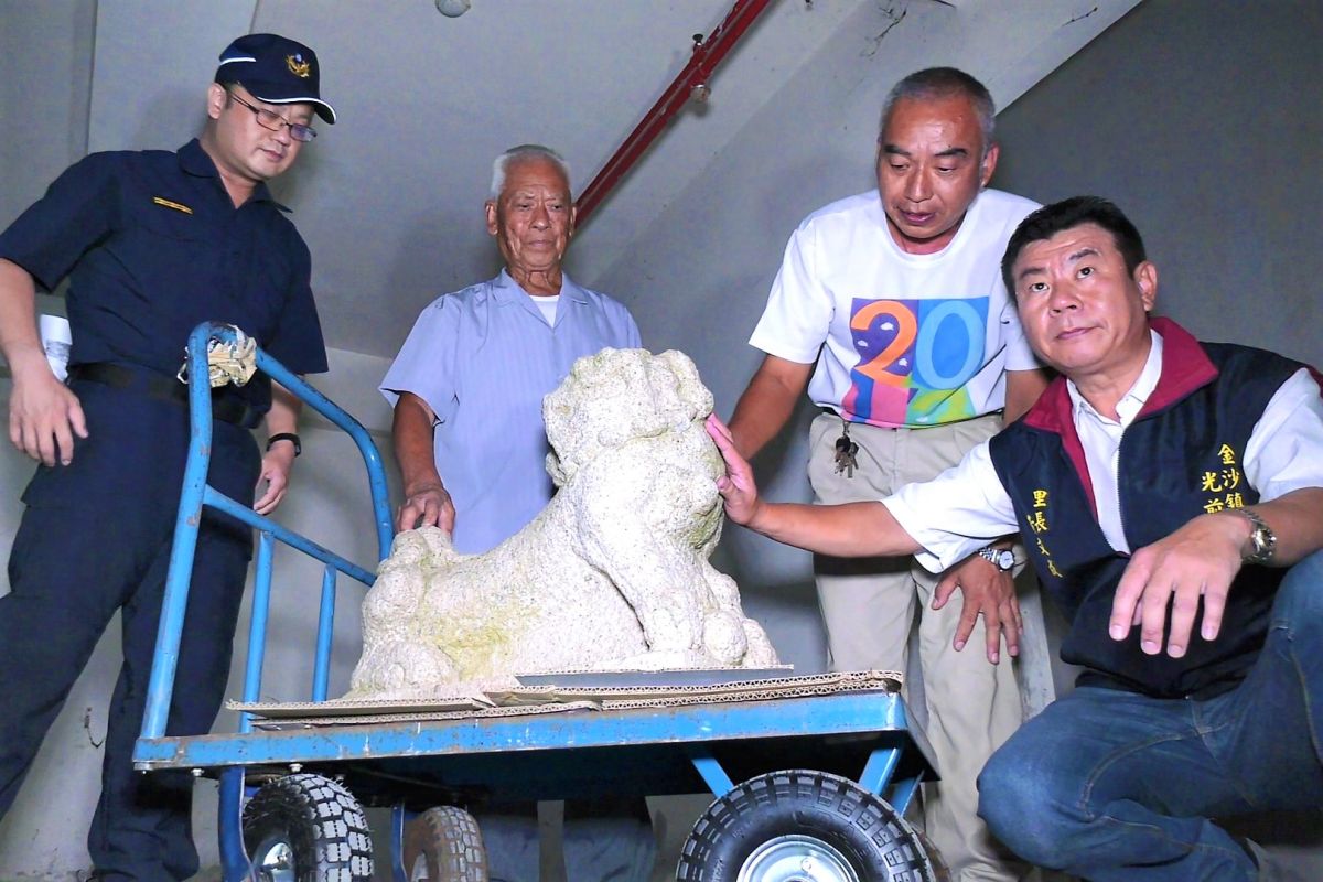 ▲陳氏宗老檢查尋回的石獅，有無遭到破壞。（圖／蔡若喬攝, 2019.08.07）