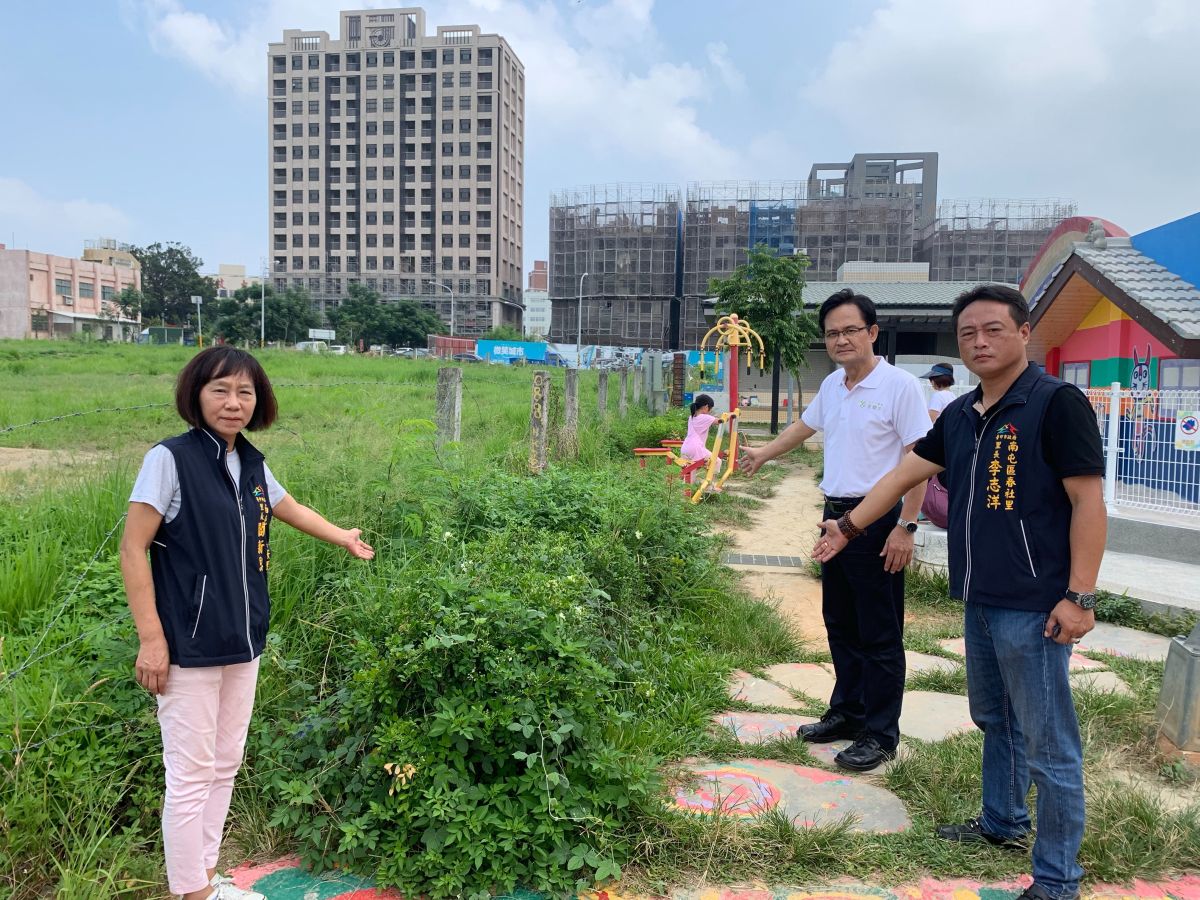 ▲台中市知名景點「彩虹眷村」，議員張耀中指出，彩虹藝術公園周邊雜草漫漫，陷入一個無主管機關的情況。 (圖／柳榮俊翻攝2019.8.7)