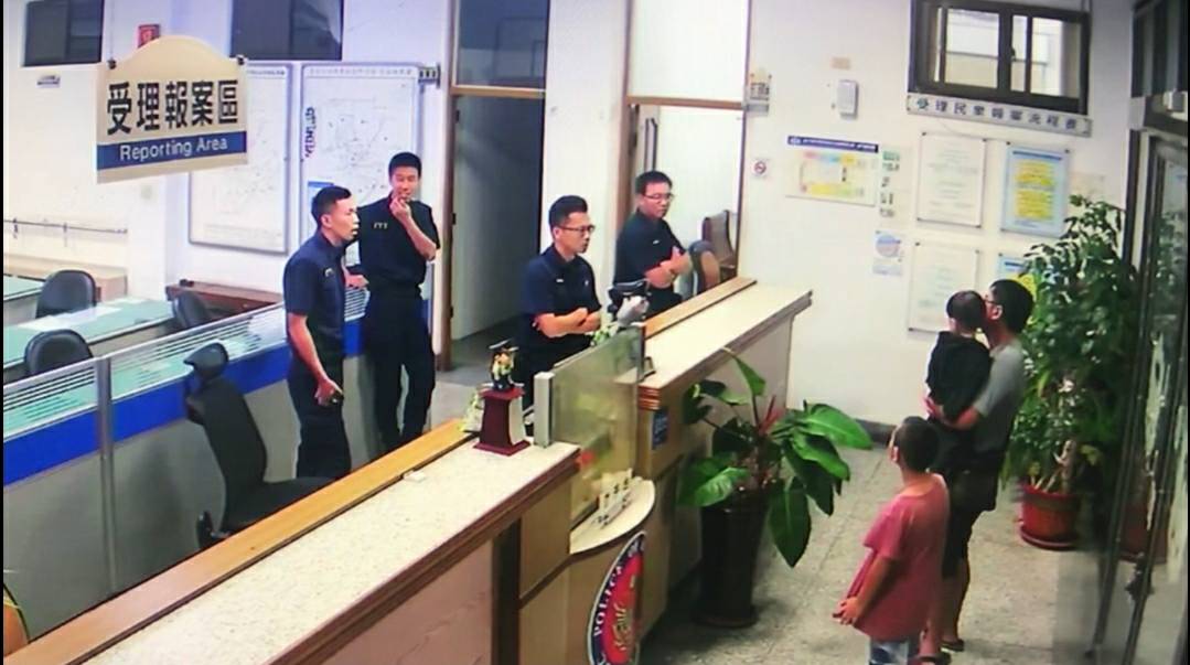 ▲蔡姓民眾凌晨發現男童在「晉江寮」公車站，連忙抱著他報案。(圖／柳榮俊翻攝2019.8.7)