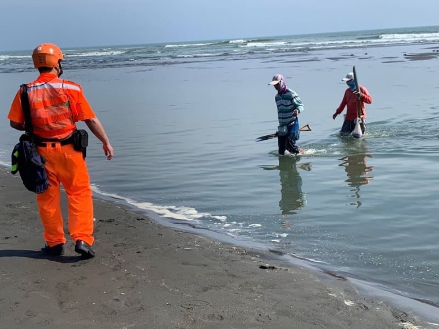 ▲海巡人員勸導釣客儘速離開海邊。（圖／記者陳聖璋翻攝）