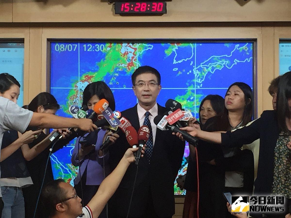 ▲中央氣象局預報員謝明昌表示，利奇馬持續增強，可能造成「豪雨等級以上」的雨量。（圖／記者黃仁杰攝, 2019.08.07）