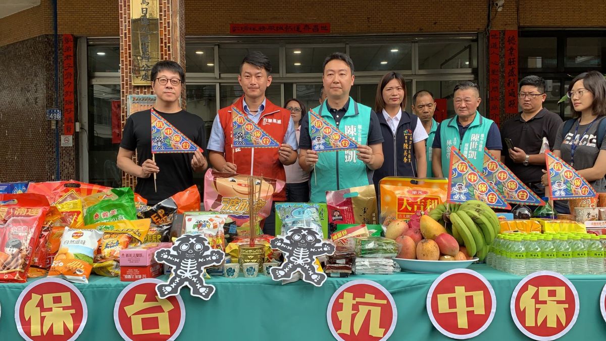 ▲參選台中市第二選區立委基進黨陳柏惟以普渡方式宣告抗中保台。 (圖／柳榮俊翻攝2019.8.7)