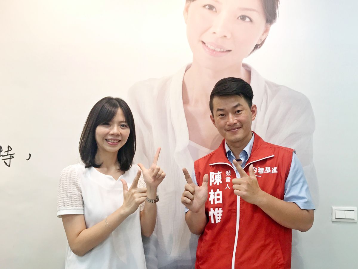 ▲陳柏惟前往立委洪慈庸服務處會面，交流新人與第三勢力投入地方選舉的經驗與想法。 (圖／柳榮俊翻攝2019.8.7)