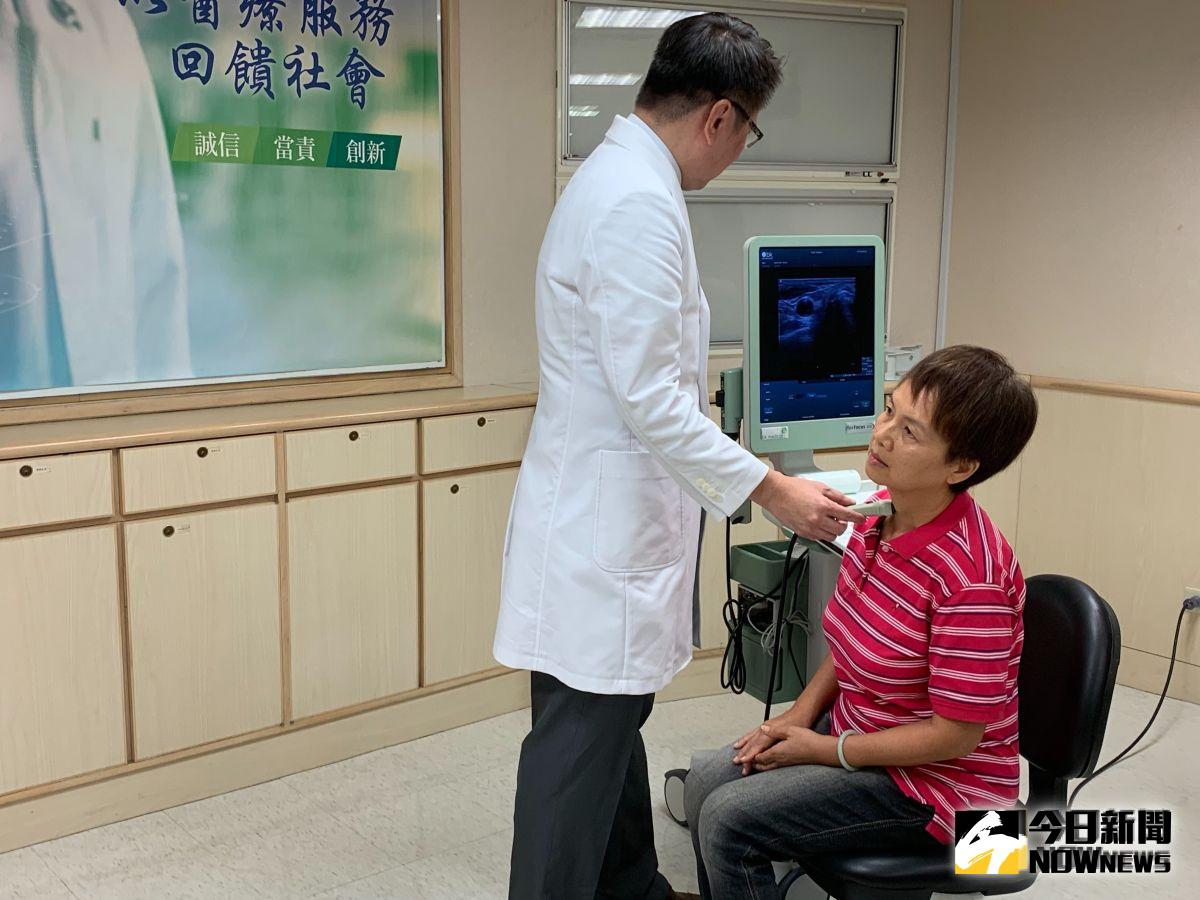 ▲婦人因副甲狀腺亢進導致高血鈣復發，造成腿部痠痛無力。（圖／記者汪瑋琪攝）