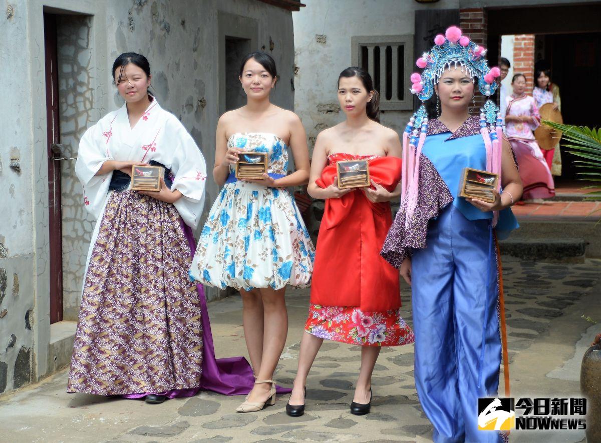 ▲澎科大學生透過澎湖傳統包頭巾親手DIY、古裝變裝、古井汲水等節目，傳達給在場遊客在地原汁原味的文化體驗與記憶。（圖／記者張塵攝，2019.08.07）