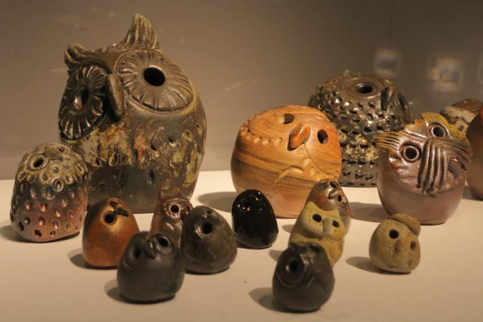 ▲新北市鶯歌陶瓷博物館即日起至9月8日，在B1陶藝長廊展出「貓頭鷹與瓷版畫—陳萬富創作個展」。（圖／陶瓷博物館提供）
